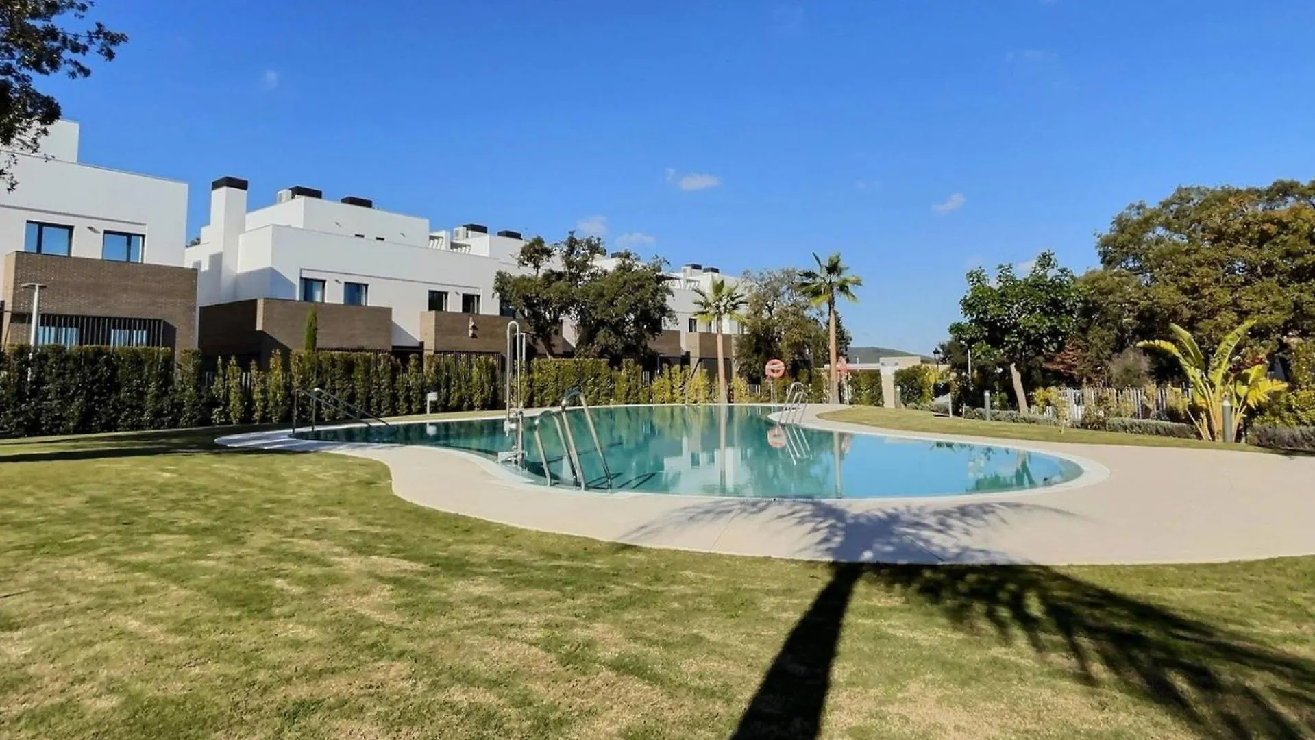 Experience Luxury In This Stunning Three-Bedroom Modern Townhouse Frontline To The San Roque Golf Σπίτι διακοπών